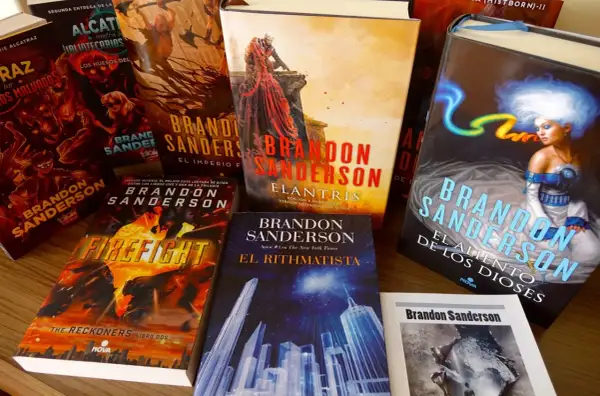 Colección de libros de Brandon Sanderson, incluyendo "El Aliento de los Dioses", "El Rithmatista" y "Firefight".