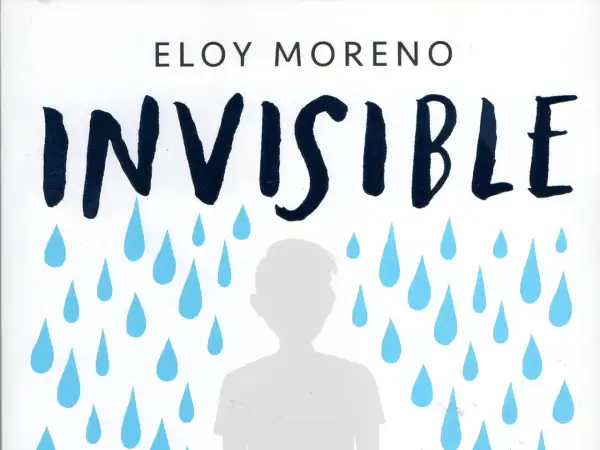 Resumen de "Invisible" de Eloy Moreno: un niño se siente invisible entre gotas de lluvia azules.