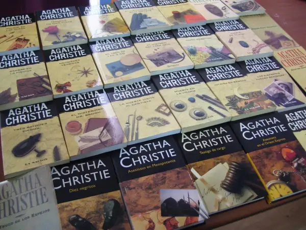 Un orden de libros de Agatha Christie, con títulos como "Diez negritos" y "Asesinato en Mesopotamia", listos para ser leídos.