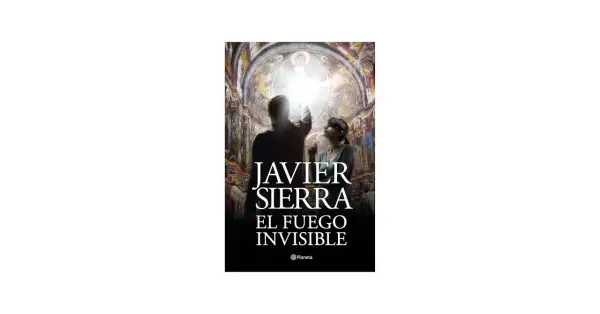 Portada del libro "El fuego invisible" de Javier Sierra. Dos personas observan un brillo intenso en el interior de una iglesia decorada con frescos.