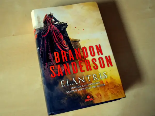 Portada de "Elantris" de Brandon Sanderson, edición X aniversario. ¿Qué leer después de Elantris?