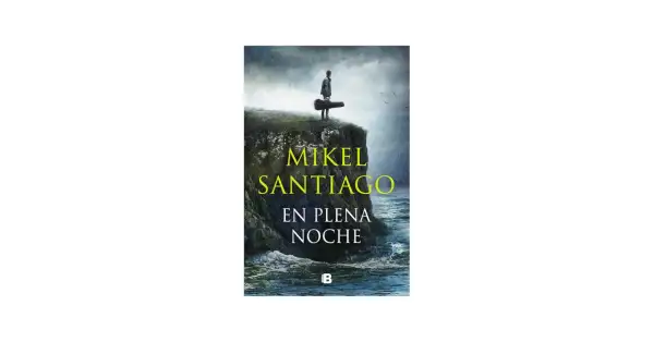 Un hombre con un estuche de guitarra se para en un acantilado al anochecer. La portada del libro "En plena noche" de Mikel Santiago evoca misterio y soledad.