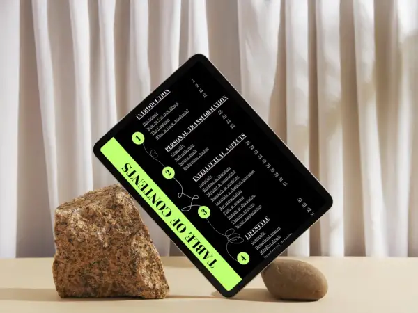 Una tablet muestra un índice de contenidos con un estilo "dark academia", rodeada de rocas y cortinas.